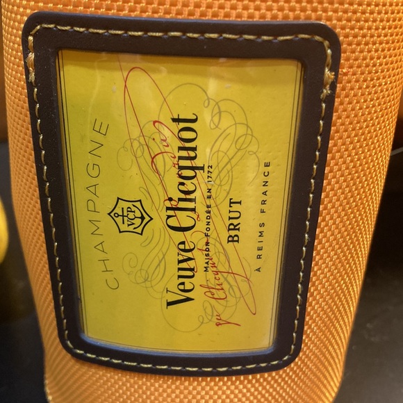VUEVE CLICQUOT CHAMPAGNE TRAVEL CASE. Leather strap for secure closure/carry - Picture 3 of 10